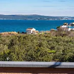 Lovely Apartment In Nevidane With House Sea View Apartamento