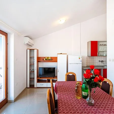 Lovely In With House Sea View Apartmán Neviđane