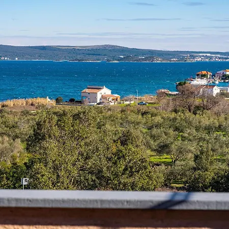 Lovely In With House Sea View Apartmán